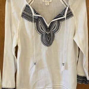 Women’s white linen tunic with navy trim. L